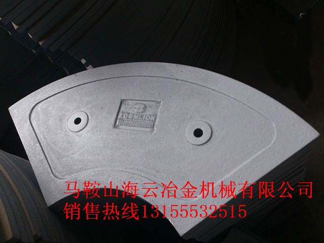 中聯(lián)重科120站、泰星砼攪拌機(jī)側(cè)刮刀、端襯板安裝維修